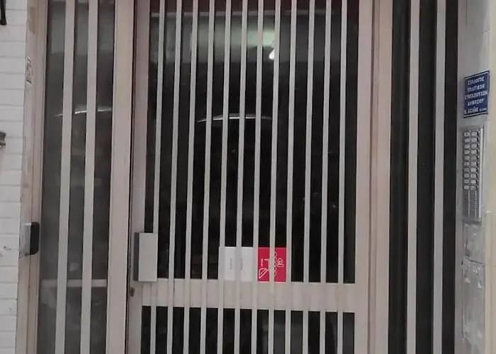 Parastaseis One Bedrooom Flat Georges Square *